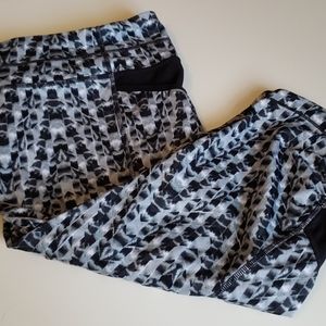 Athleta black and white crop leggings